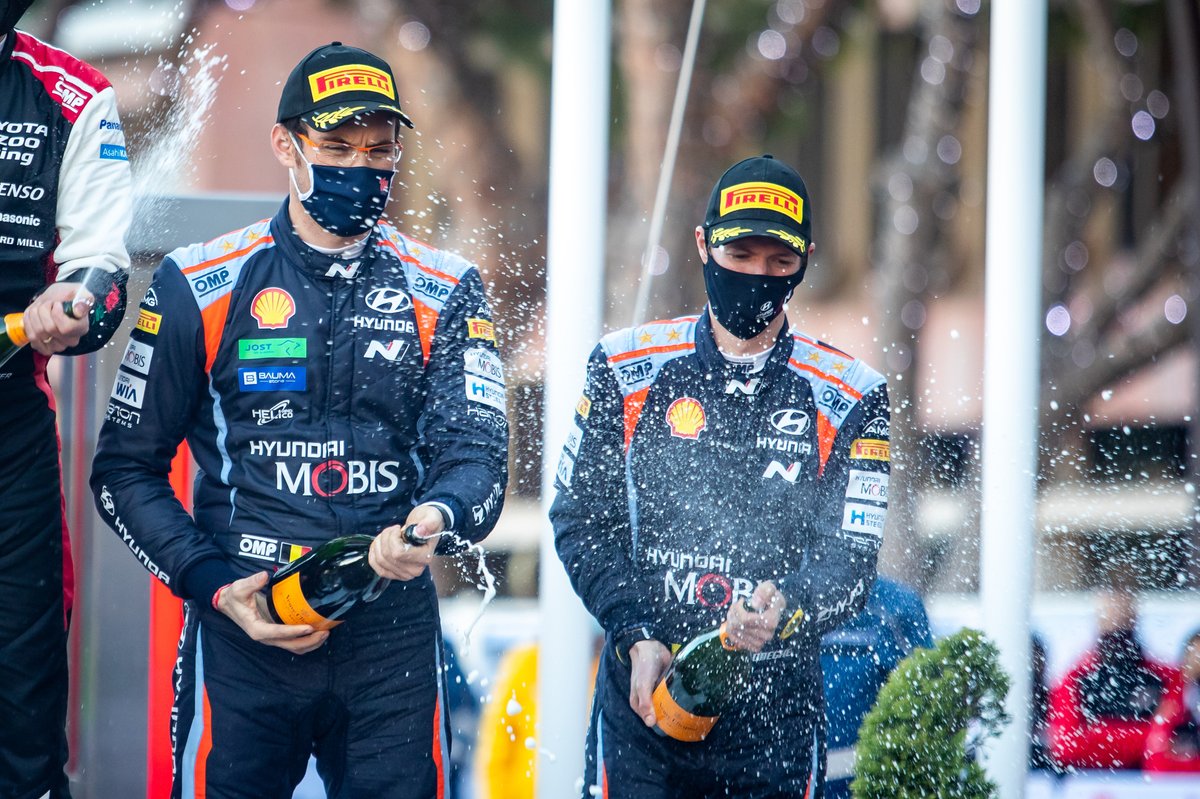 Thierry Neuville, Martijn Wydaeghe, Hyundai Motorsport Hyundai i20 Coupe WRC sur le podium