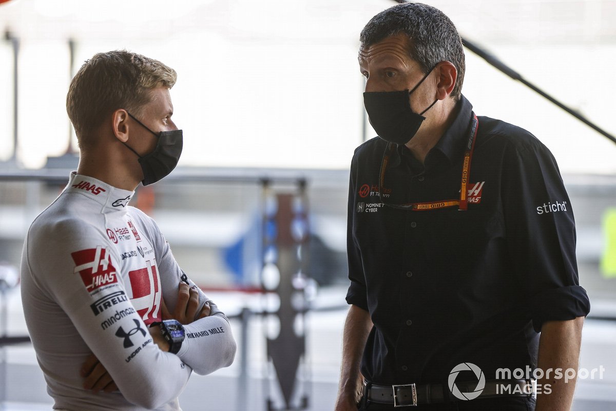 Pembalap Tim Haas F1, Mick Schumacher (kiri), berbincang dengan Prinsipal Haas F1, Gunther Steiner.