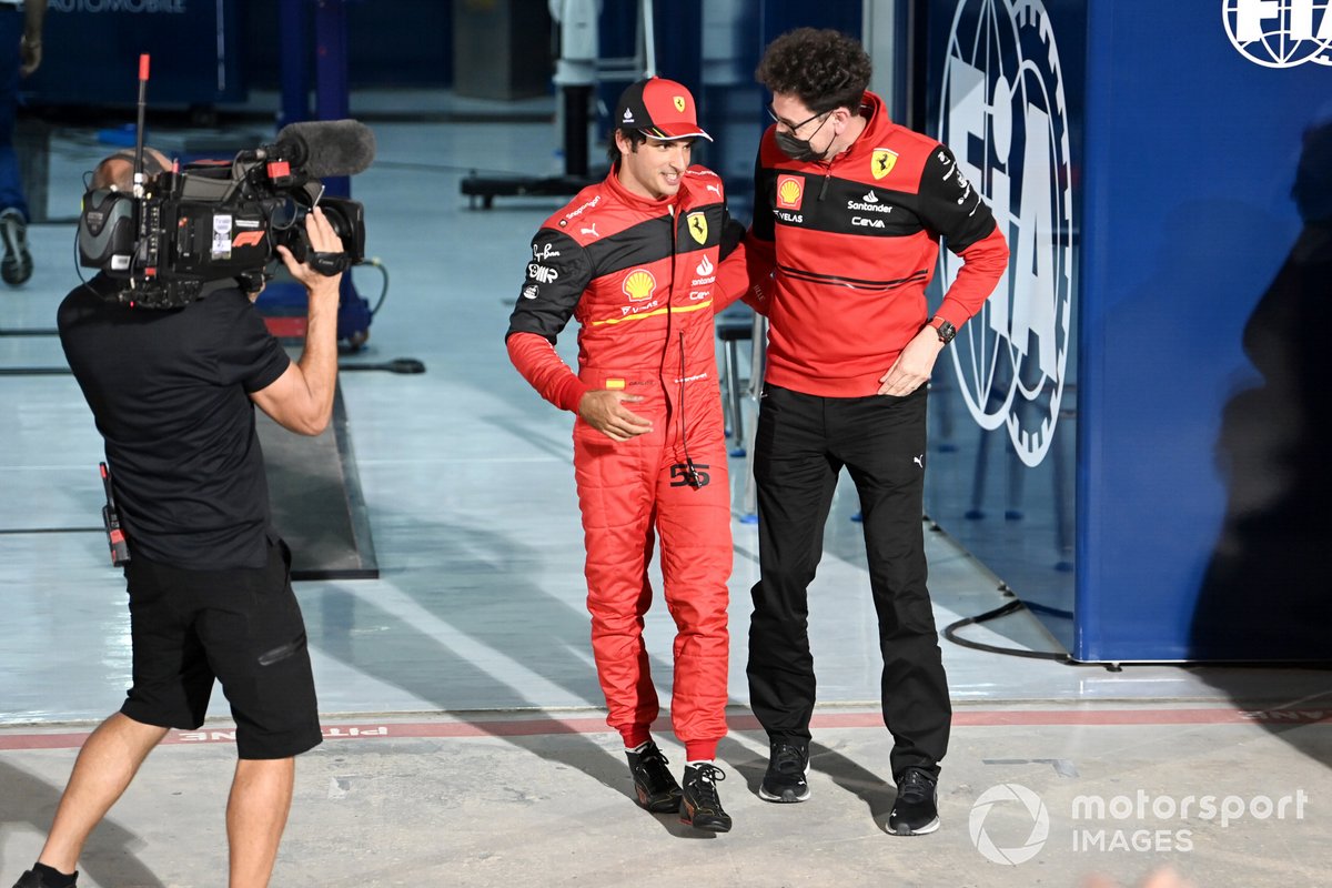 Carlos Sainz Jr., Ferrari, Mattia Binotto, jefe de Ferrari, dialogan en el parque cerrado de Bahréin.