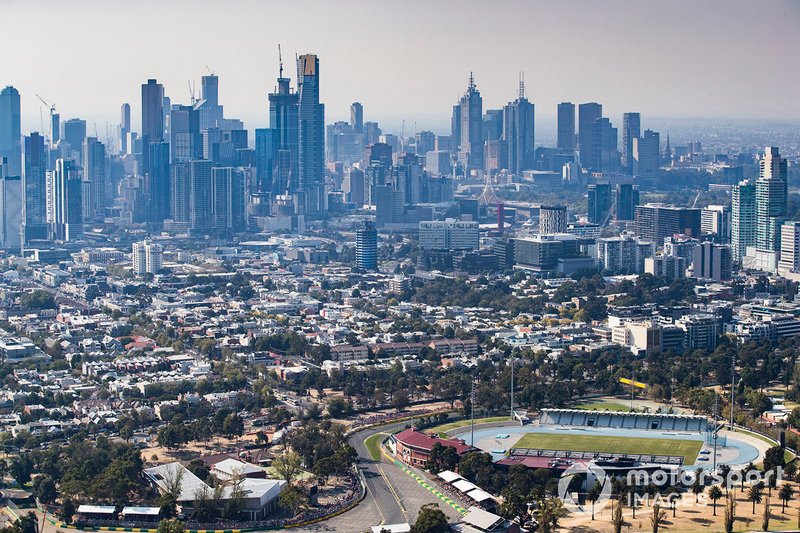 La città di Melbourne alle spalle del circuito