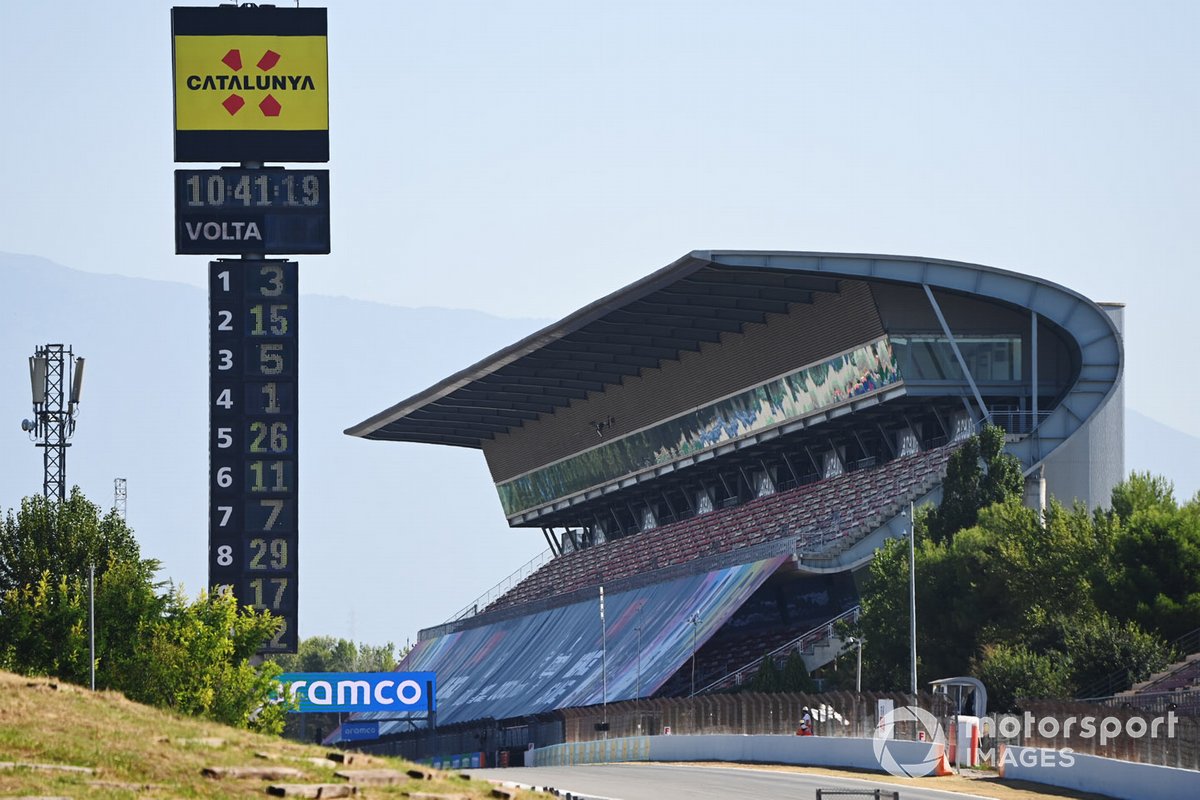 Menara Skor Barcelona dan pit kosong di depan grandstand