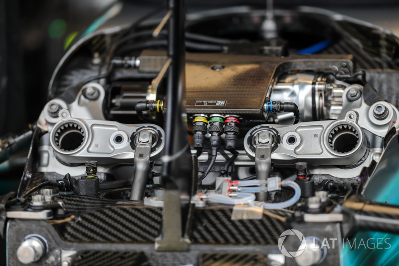 Mercedes-Benz F1 W08 ön süspansiyon detay