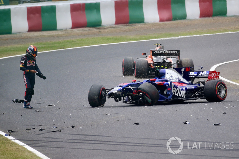 Carlos Sainz Jr., Scuderia Toro Rosso STR12 crashes