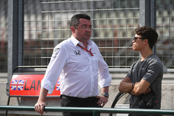 Eric Boullier, McLaren-Rennleiter und Nyck De Vries, McLaren