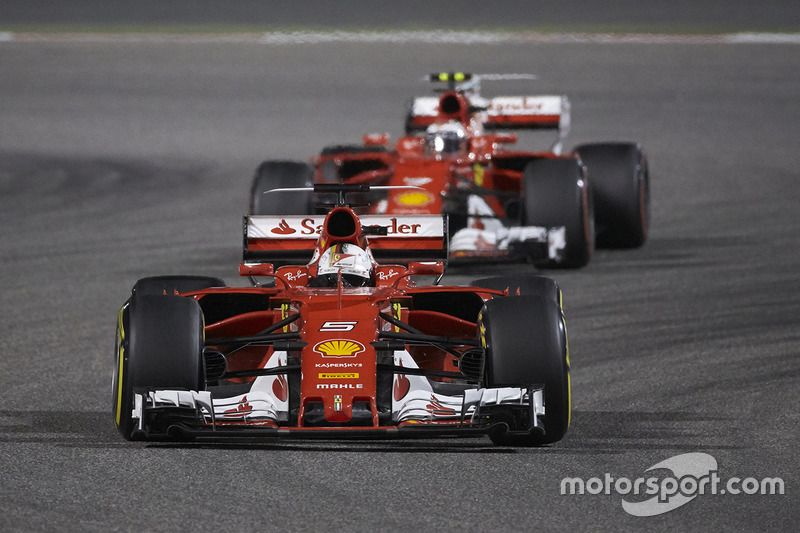 Sebastian Vettel, Ferrari SF70H; Kimi Räikkönen, Ferrari SF70H