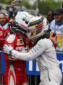 Winnaar Lewis Hamilton, Mercedes AMG F1 viert in parc ferme met Sebastian Vettel, Ferrari