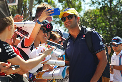Felipe Nasr, Sauber firma autografi ai fan
