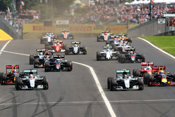 Start actie: Lewis Hamilton, Mercedes AMG F1 W07 Hybrid voor Daniel Ricciardo, Red Bull Racing RB12