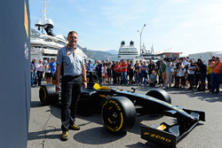 Mario Isola, Pirelli Racing Manager con el coche de Pirelli F1