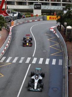 Lewis Hamilton, Mercedes AMG F1 W07 Hybrid, und Daniel Ricciardo, Red Bull Racing RB12