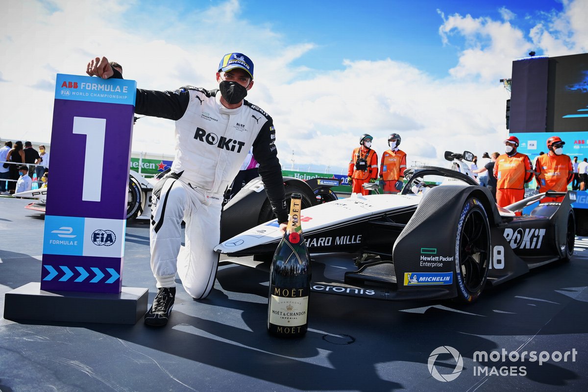 Edoardo Mortara, Venturi Racing, first position, with his Champagne