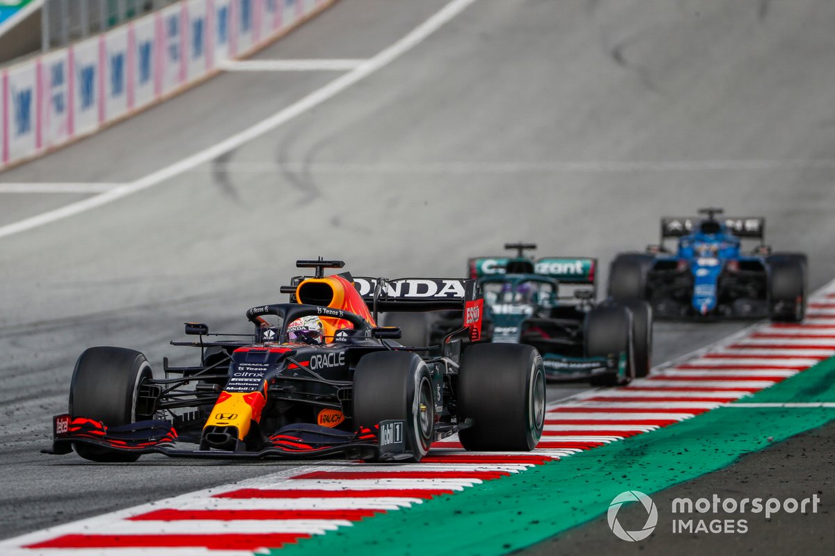 Max Verstappen, Red Bull Racing RB16B, Lance Stroll, Aston Martin AMR21, dan Fernando Alonso, Alpine A521