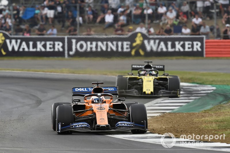 Carlos Sainz Jr., McLaren MCL34, leads Daniel Ricciardo, Renault F1 Team R.S.19