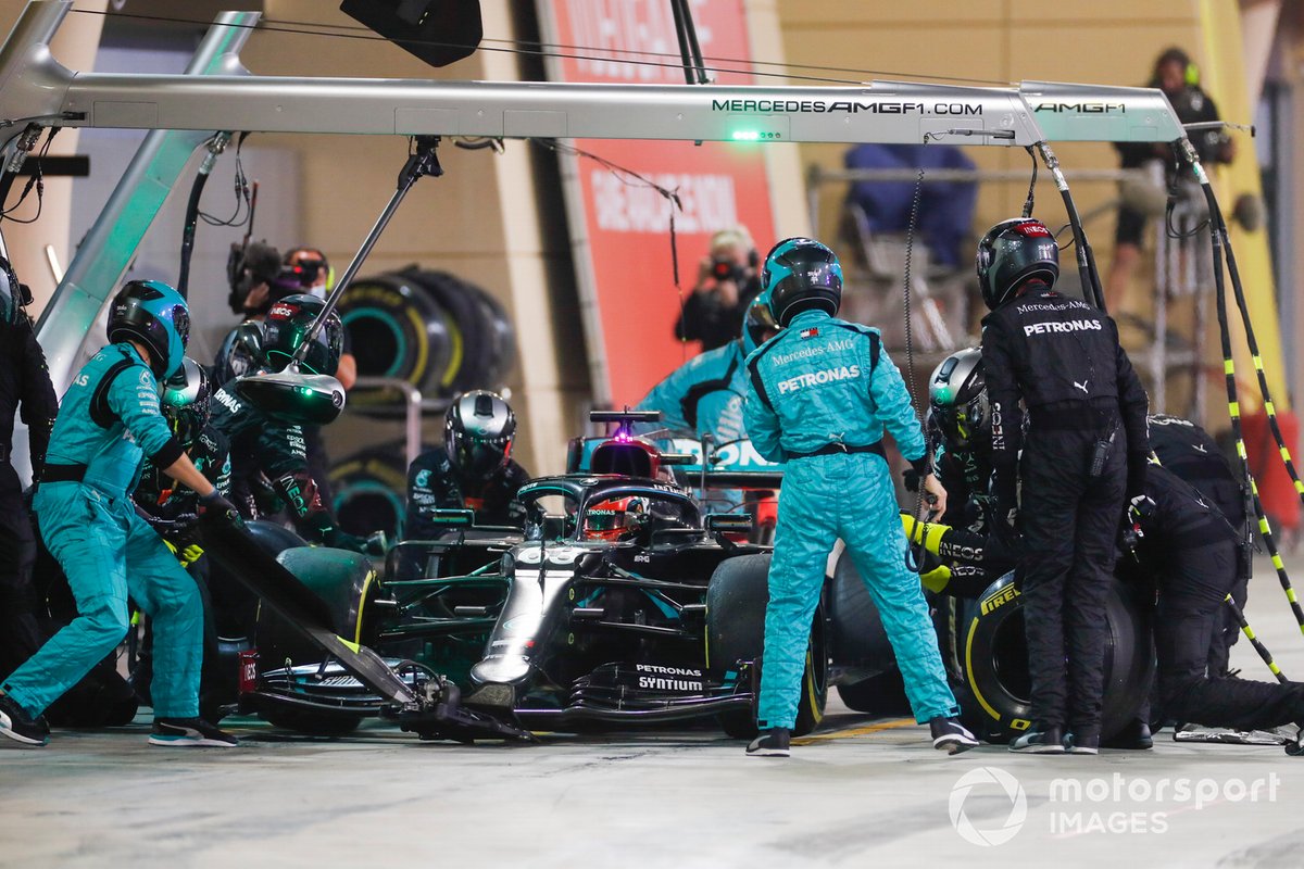 George Russell, Mercedes F1 W11, saat berada di pit stop