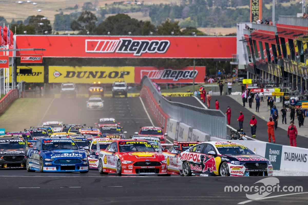 Shane van Gisbergen, Triple Eight Race Engineering leads at the start