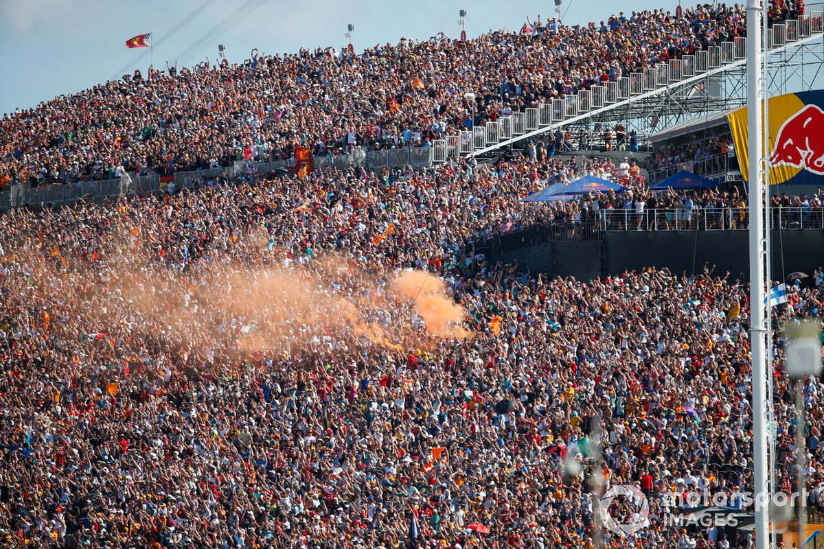Tribunas repletas en Austin.