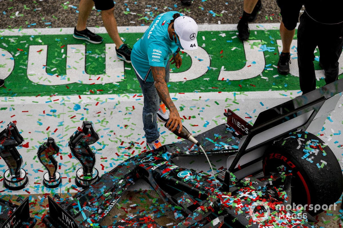 Le vainqueur Lewis Hamilton, Mercedes-AMG F1, verse du champagne sur le nez de sa Mercedes F1 W11 pour fêter le 7ème titre mondial de Mercedes