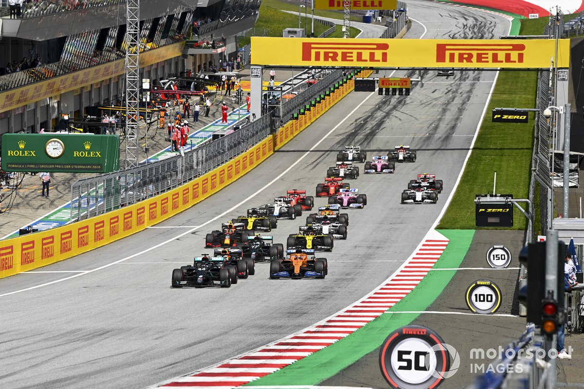 Lewis Hamilton, Mercedes-AMG Petronas F1 pimpin Max Verstappen, Red Bull Racing RB16 dan Carlos Sainz Jr., McLaren MCL35 saat start.