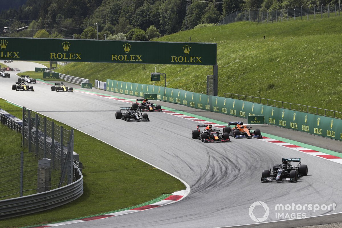 Lewis Hamilton, Mercedes F1 W11 EQ Performance, devant Max Verstappen, Red Bull Racing RB16, Carlos Sainz Jr., McLaren MCL35, Valtteri Bottas, Mercedes F1 W11 EQ Performance, Alex Albon, Red Bull Racing RB16, et le reste du peloton au départ