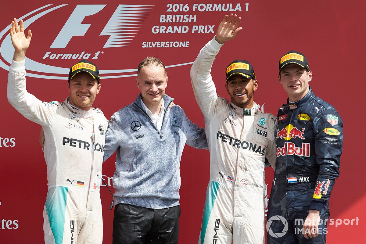 Podium: pemenang Lewis Hamilton, Mercedes AMG,ranking kedua Nico Rosberg, Mercedes AMG, posisi ketiga Max Verstappen, Red Bull Racing dan John Owen, Kepala Desainer, Mercedes AMG di F1 GP Inggris 2016.