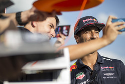 Daniel Ricciardo, Red Bull Racing fans selfie