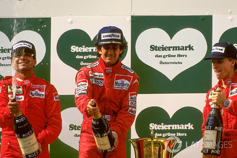Podium F1 GP Prancis 1986: pemenang Alain Prost, McLaren (tengah), posisi kedua Michele Alboreto, Ferrari (kiri), dan peringkat ketiga Stefan Johansson, Ferrari.