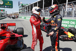 Il poleman Sebastian Vettel, Ferrari e Max Verstappen, Red Bull Racing festeggiano nel parco chiuso