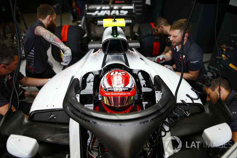 Haas F1 Team VF18 kokpit