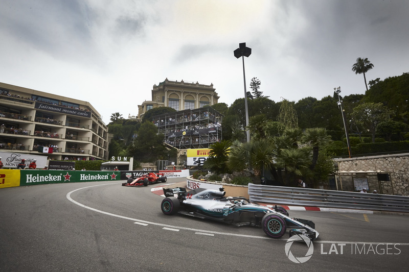 Lewis Hamilton, Mercedes AMG F1 W09, y Kimi Raikkonen, Ferrari SF71H