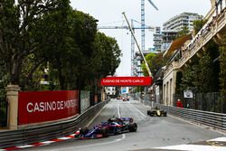 Pierre Gasly, Toro Rosso STR13, leads Nico Hulkenberg, Renault Sport F1 Team R.S. 18