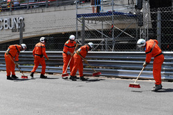 I marshal puliscono la pista dopo l'incidente di Max Verstappen, Red Bull Racing RB14