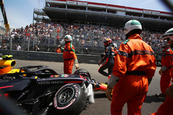 Max Verstappen, Red Bull Racing RB14, dopo l'incidente