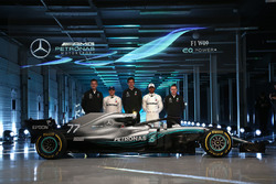 Valtteri Bottas, Mercedes AMG F1, Lewis Hamilton, Mercedes AMG F1, Toto Wolff, Executive Director Me