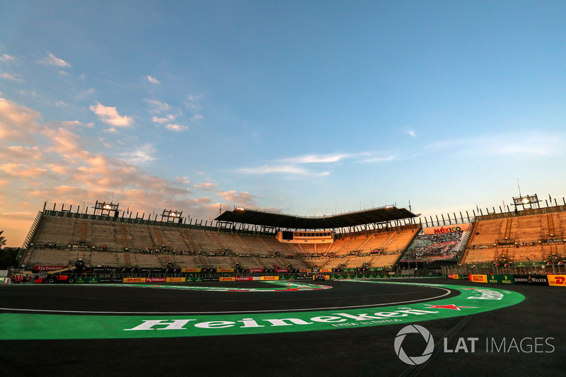 Vista de la tribuna y el circuito