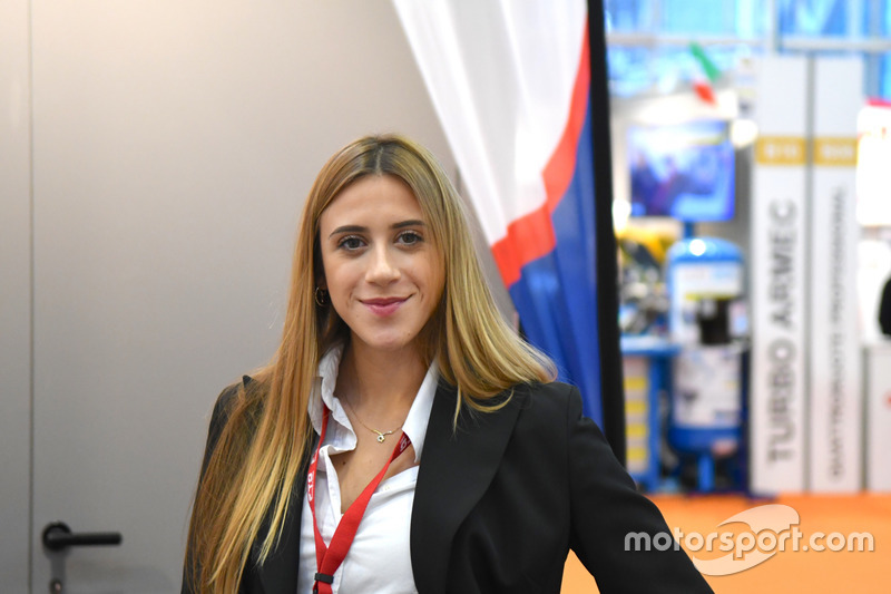 Дівчата Болонського автосалону 2017