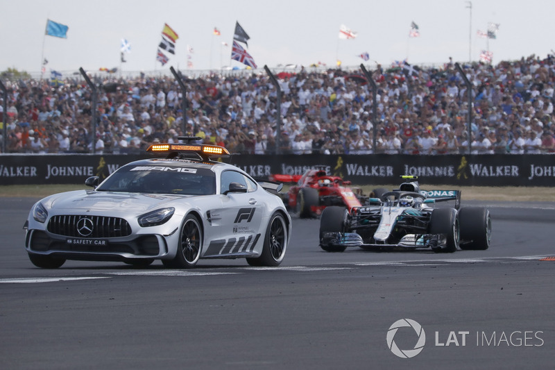 Safety Car leading pack with Valtteri Bottas, Mercedes-AMG F1 W09