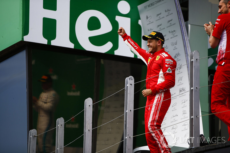 Sebastian Vettel, Ferrari, 1° classificato, festeggia all'arrivo sul podio