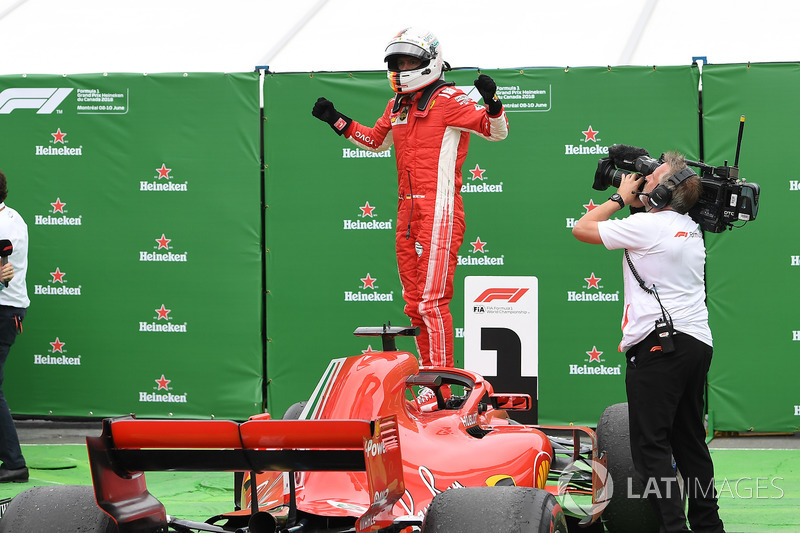 Il vincitore della gara Sebastian Vettel, Ferrari SF71H, festeggia nel parco chiuso