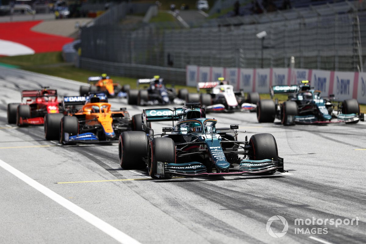 Lance Stroll, Aston Martin AMR21, Daniel Ricciardo, McLaren MCL35M, Sebastian Vettel, Aston Martin AMR21, Charles Leclerc, Ferrari SF21, en Mick Schumacher, Haas VF-21, maken een oefenstart