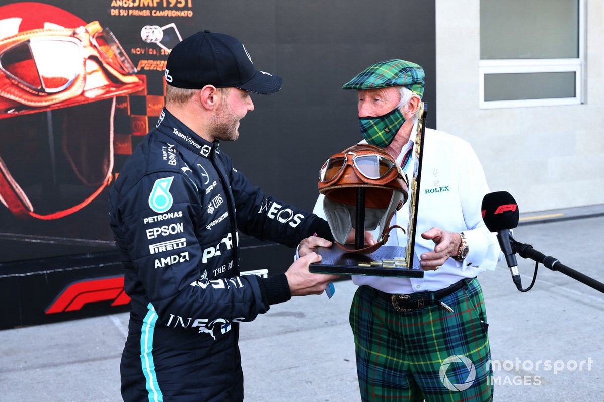 Jackie Stewart offre à Valtteri Bottas le casque de Fangio après les qualifications du GP du Mexique 2021