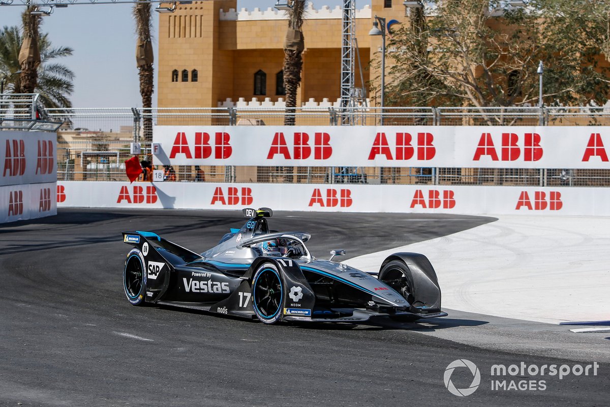 Nyck de Vries saat menggeber Mercedes Benz EQ. De Vries menjadi salah satu pembalap asal Belanda yang turun di Formula E musim ini.