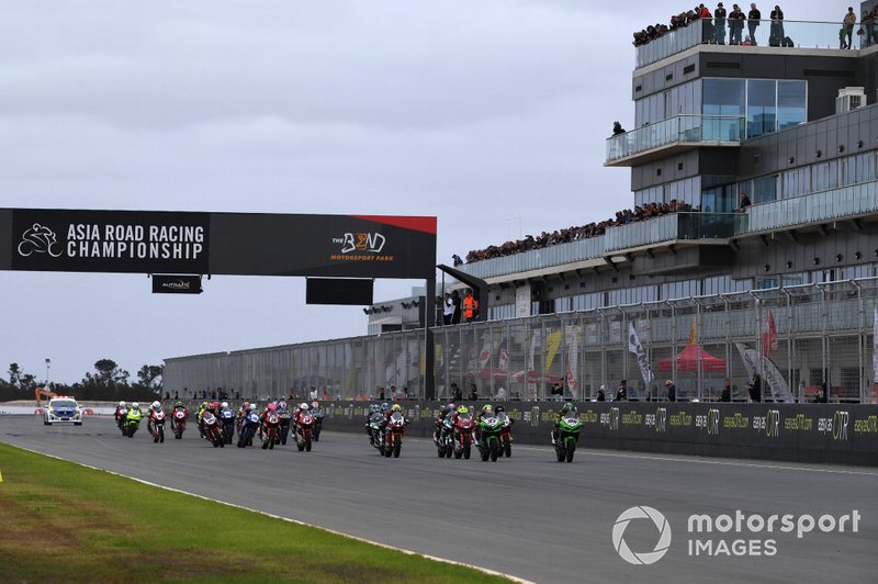 Para pembalap kelas AP250 saat beraksi dalam ARRC Australia di The Bend Motorsport Park pada 27 April 2019.