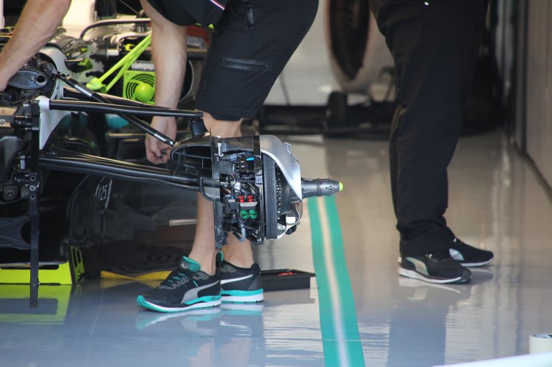 Mercedes AMG F1 W10, dettaglio della presa d'aria che soffia vicino alla campana del disco