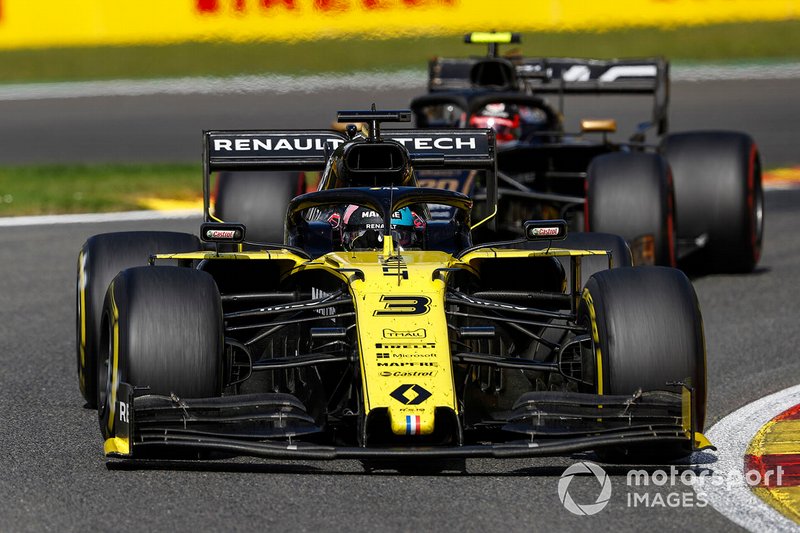 Daniel Ricciardo, Renault F1 Team R.S.19, devant Kevin Magnussen, Haas F1 Team VF-19