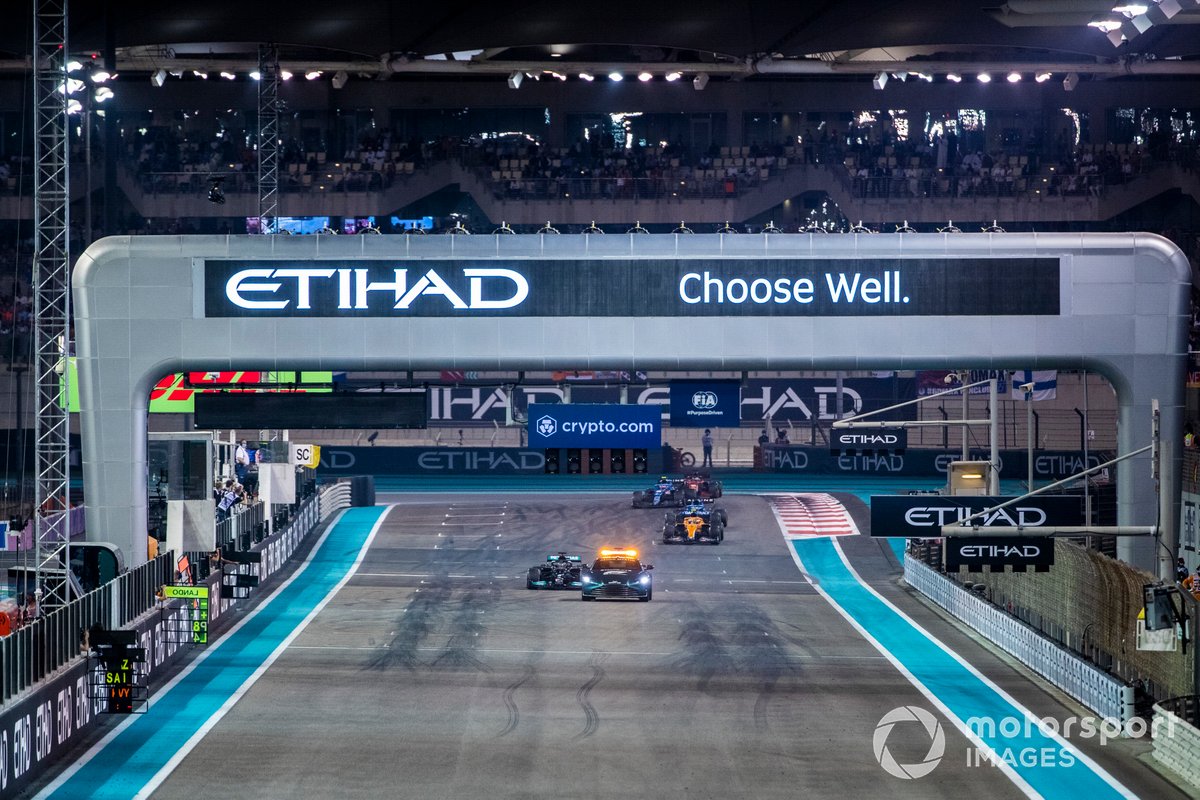 The Safety Car Lewis Hamilton, Mercedes W12, Lando Norris, McLaren MCL35M, Fernando Alonso, Alpine A521, the rest of the field