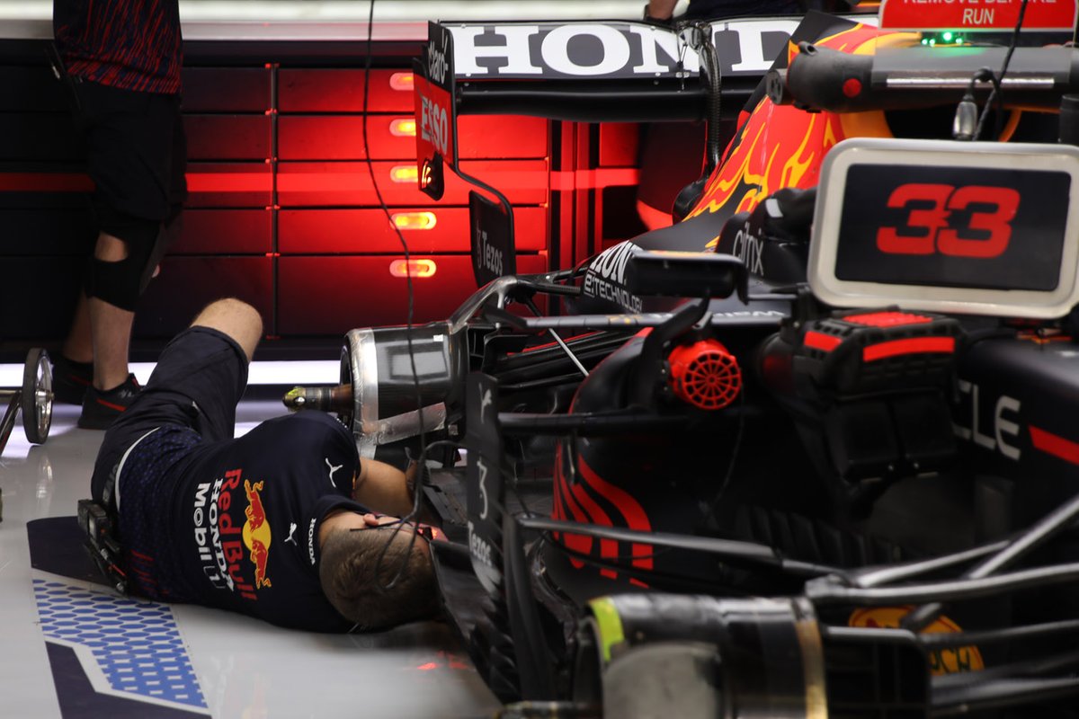 Monteur aan het werk aan de Red Bull Racing RB16B van Max Verstappen