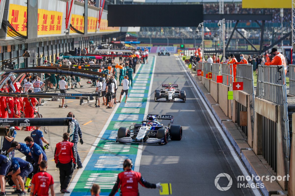George Russell, Williams FW43B,di pit lane