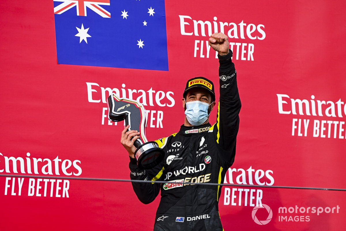 Pembalap Formula 1 Daniel Ricciardo, merayakan keberhasilannya bersama Tim Renault meraih podium ketiga GP Emilia Romagna 2020.