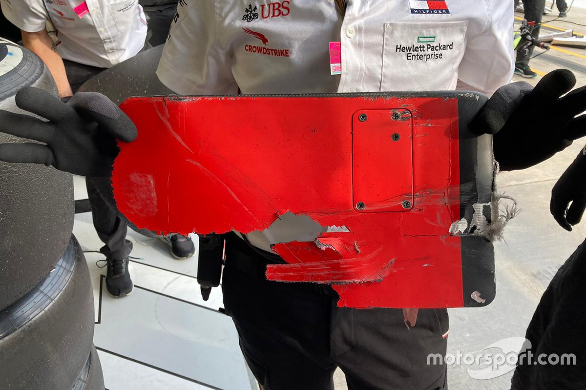 Торцевая пластина Ferrari SF1000 Себастьяна Феттеля, повредившая днище машины Валттери Боттаса