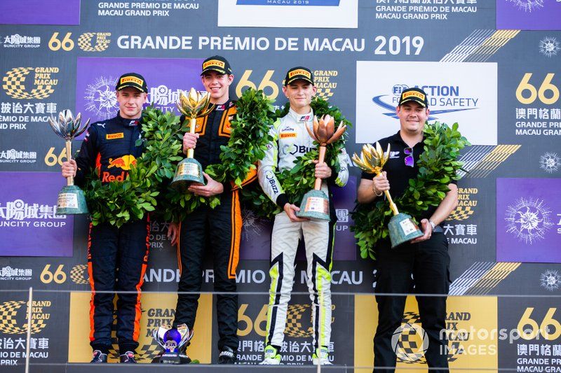 Podio: ganador de la carrera Richard Verschoor, MP Motorsport, segundo lugar Jüri Vips, Hitech Grand Prix, tercer lugar Logan Sargeant, Carlin Buzz Racing